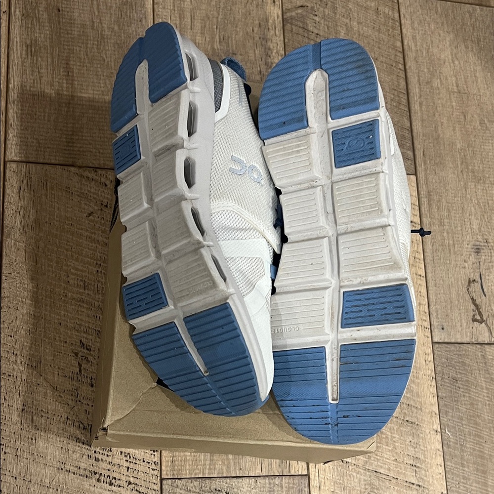 On Cloud Boys Sky size US BOYS 4 (worn twice) - Picture 4 of 7